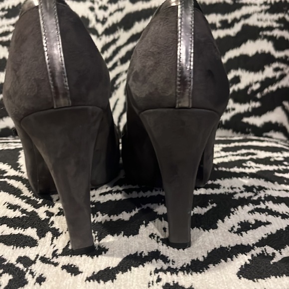 STUART WEITZMAN gray suede heels - Picture 4 of 7